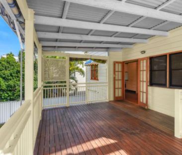 THREE BEDROOM QUEENSLANDER - GREAT LOCATION! - Photo 4