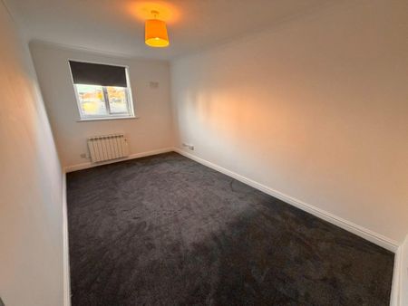 3 bedroom Flat To Let - Photo 2