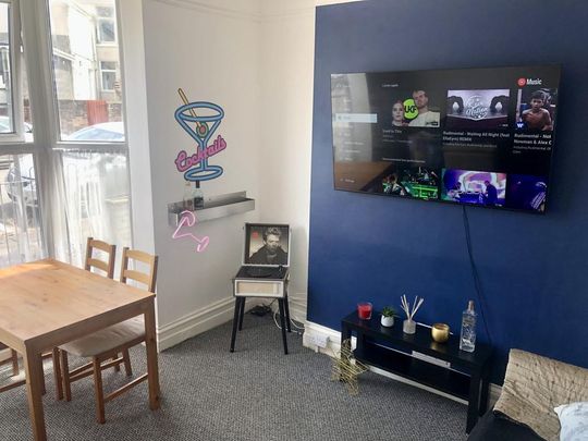 6 bedroom house to rent - Photo 1