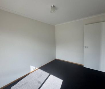 Modern Living - 3 Bedroom - 1 Bathroom - Photo 4