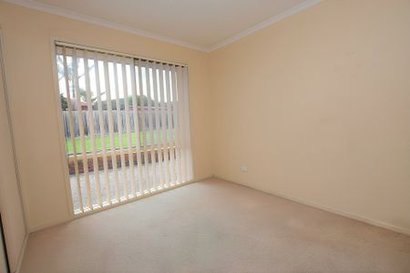 8 The Glade, Hampton Park VIC - Photo 5