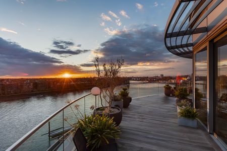 A Lateral Penthouse with Panoramic Thames Views and Exceptional Amenities - Photo 2