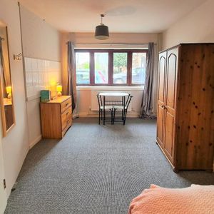 1 bedroom in a house share to rent - Photo 2