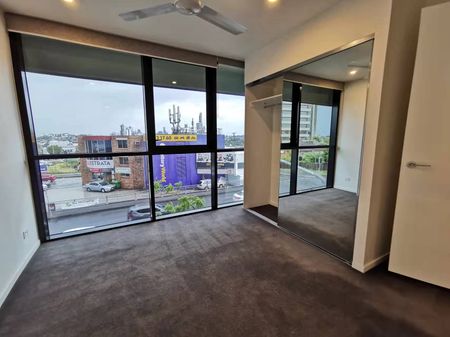 Unfurnished Luxury 2-bedroom 2-bathroom 1-carpark apartment. - Photo 2
