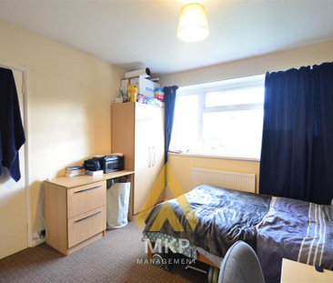 5 bedroom end of terrace house to rent - Photo 3