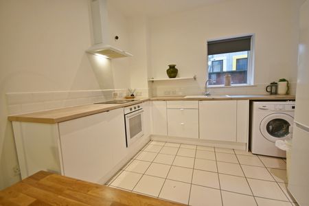 2 Bed Flat, William Fairburn Way, M4 - Photo 4