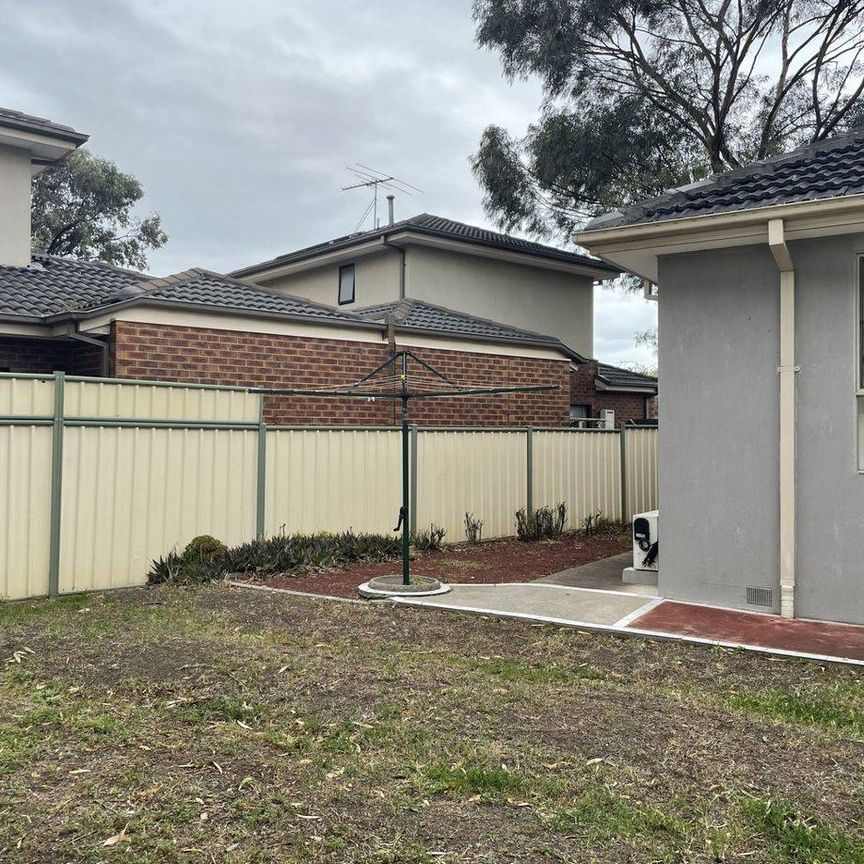 8 Oak Court, Braybrook, VIC 3019 - Photo 1