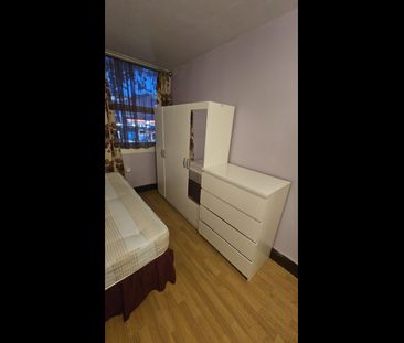Studio Flat, Barking Road, E13 - Photo 1