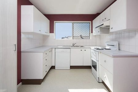 Spacious Apartment Living with City Views in the Heart of Coorparoo - Photo 4