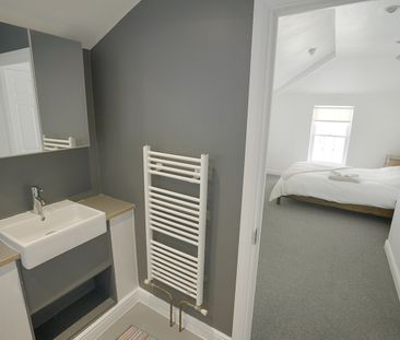 3 Bed Semi-Detached House, Burnt Ash Hill, SE12 - Photo 3