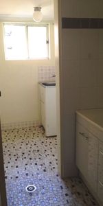 SPACIOUS 2 BEDROOM UNIT A BLOCK FROM THE CBD! - Photo 3