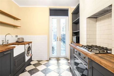 One bedroom flat within a period conversion with private garden. - Photo 3