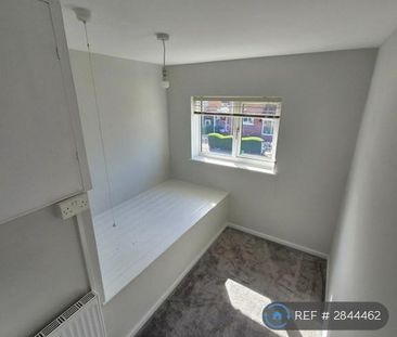 3 bedroom semi-detached house to rent - Photo 5