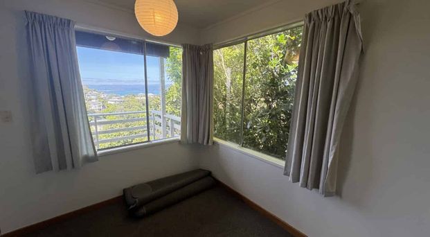 WELL PRESENTED UPSTAIRS Flat with fantastic views from the deck: - Photo 1