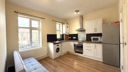 Seymour Gardens, Cranbrook, Ilford - Photo 3