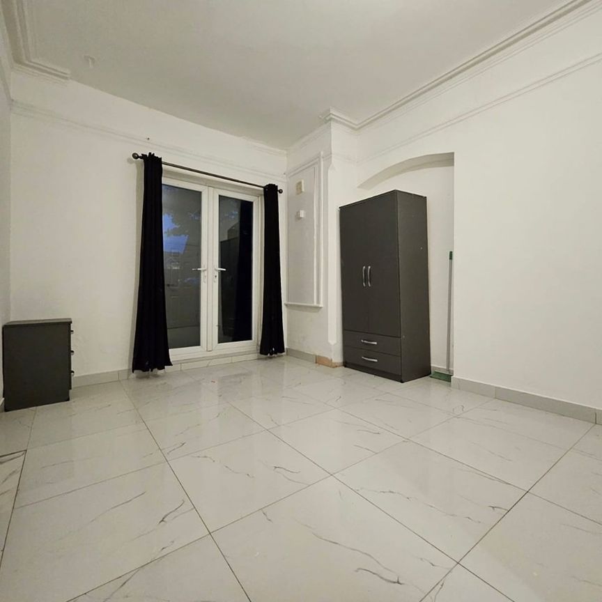 Studio Flat, Conway Road, LU4 - Photo 1