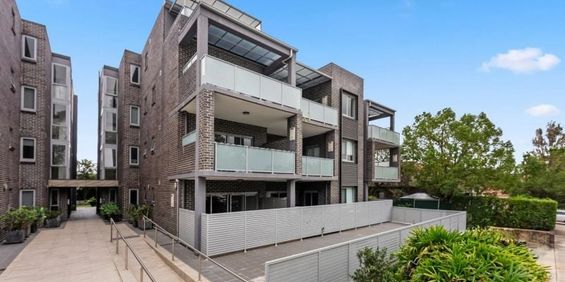 Modern Apartment in Prime Location - Photo 3