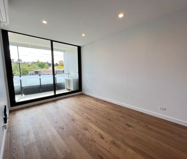 Luxury Living - 2 Bedroom Apartment with second bathroom and study. - Photo 6