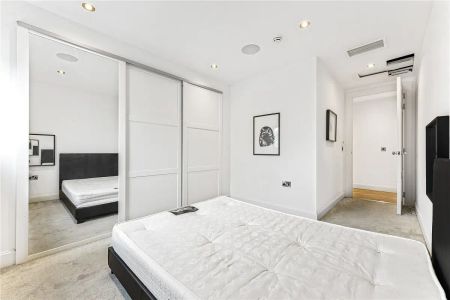 2 bedroom flat in London - Photo 2