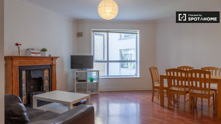 Bright room in 4-bedroom apartment in Stoneybatter, Dublin - Photo 2