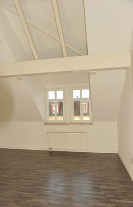 Geniale Dachgeschoss-Wohnung, zentrumsnah, mit Einbauküche und Balkon! - Photo 1