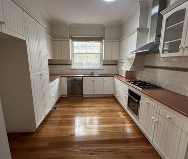 CLASSIC NORTH CENTRAL PERIOD HOME! - Photo 6