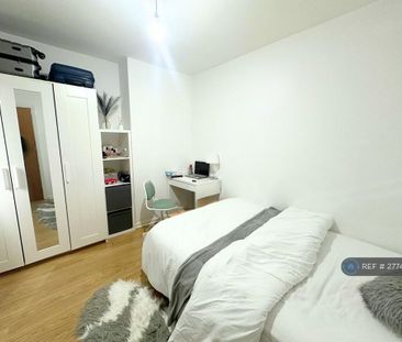 4 bedroom semi-detached house to rent - Photo 5