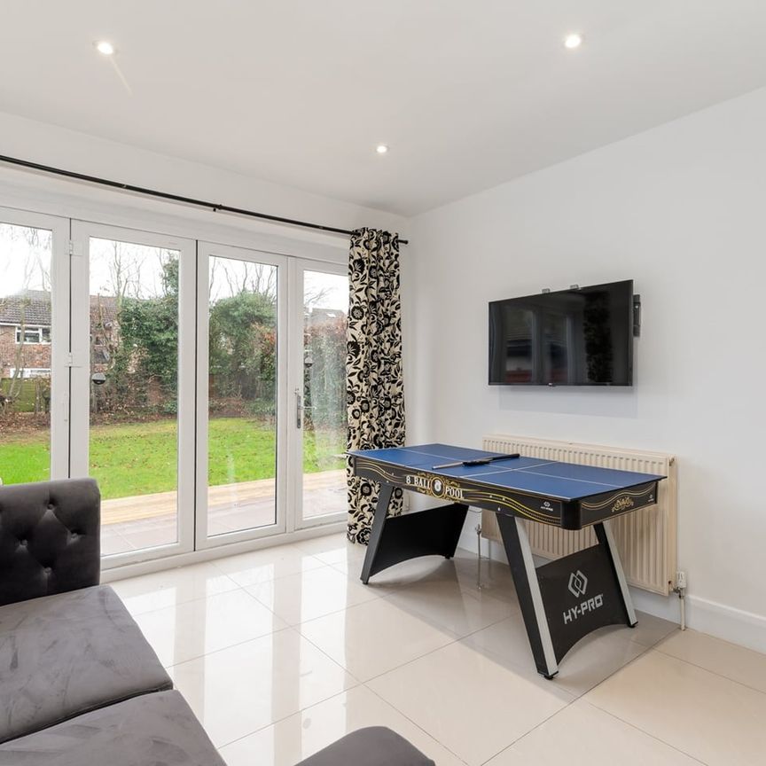 5 Bed Detached House, Fully Furnished In North Leeds, LS17 - Photo 1