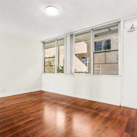 One-Bedroom Apartment in Secure, Quiet Block - Photo 4