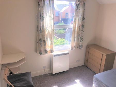 1 bedroom in a house share to rent - Photo 2