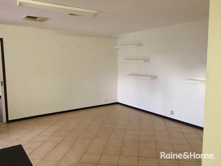 A Classic 4Br 2L Family Home in Hoppers Crossing! - Photo 4