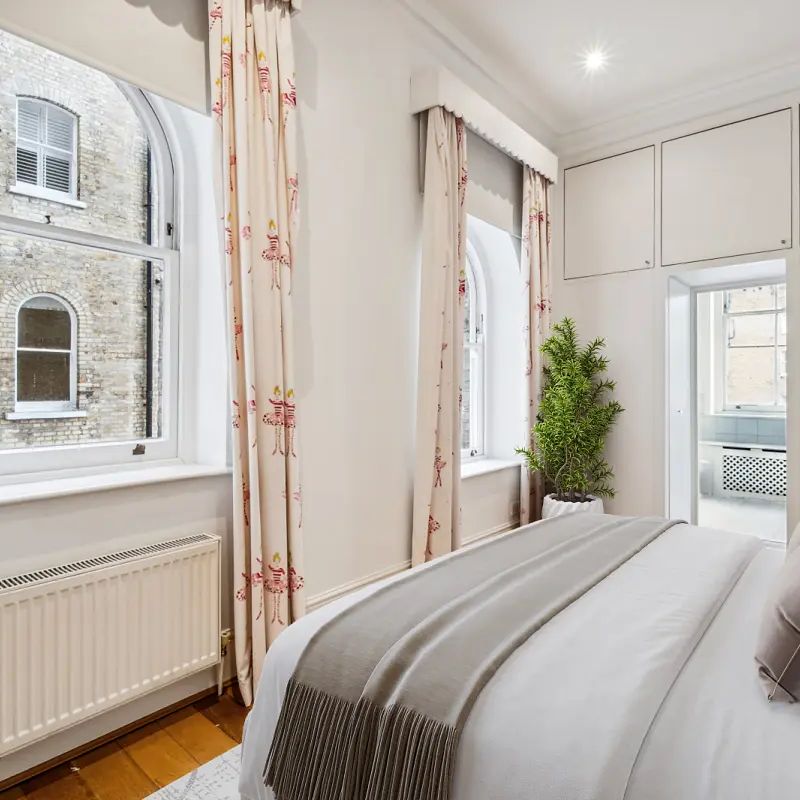 3 bedroom flat in South Kensington - Photo 1