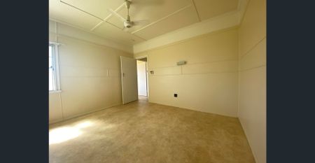 Classic Queenslander - Great Location - Photo 5