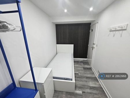 1 bedroom in a flat share to rent - Photo 3