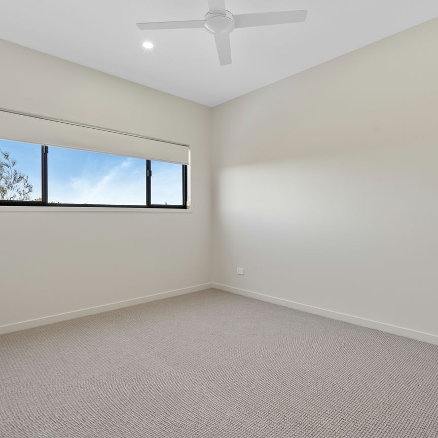 Upmarket Luxury Townhome with 3 Parking Spaces - Photo 1