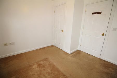 Armstrong Close, Borehamwood - Photo 3