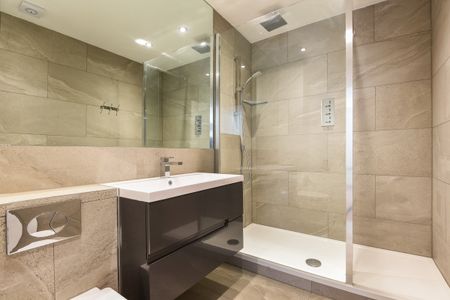 London Road, Kingston Upon Thames, Surrey, KT2 - Photo 2