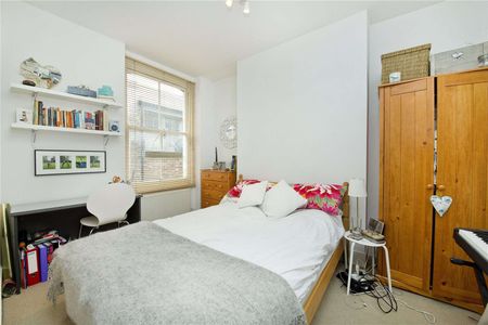 A wonderful four bedroom period house, with two bathrooms and a courtyard split over three levels measuring at 1050sq/ft. - Photo 4