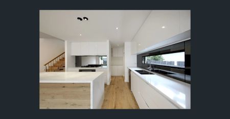 Luxury Family Living in the Heart of Bentleigh East - Photo 5