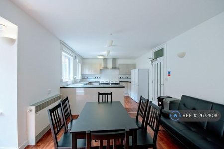 1 bedroom in a flat share to rent - Photo 5