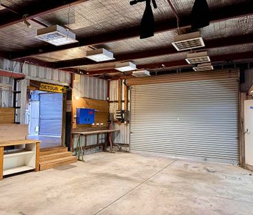 Modern 3 Bedroom Home with Huge Garage/Workshop in Prime Location - Photo 4