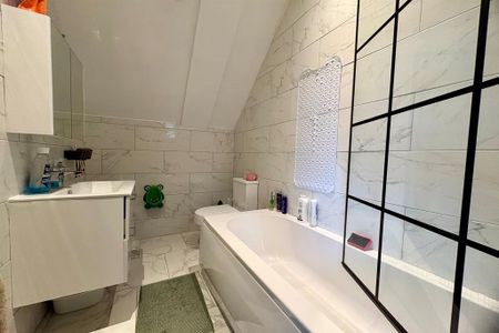 3 bedroom flat to rent - Photo 4