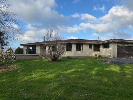 Spacious semi rural home in Matakana school zone - Photo 2