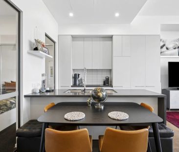 Character filled 2 bedroom apartment with street access - Photo 1