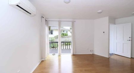 Very Tidy Halfmoon Bay 3 Bedrooms House - Photo 2