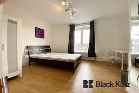 Recently redecorated throughout with neutral decor and wooden floors - Photo 4