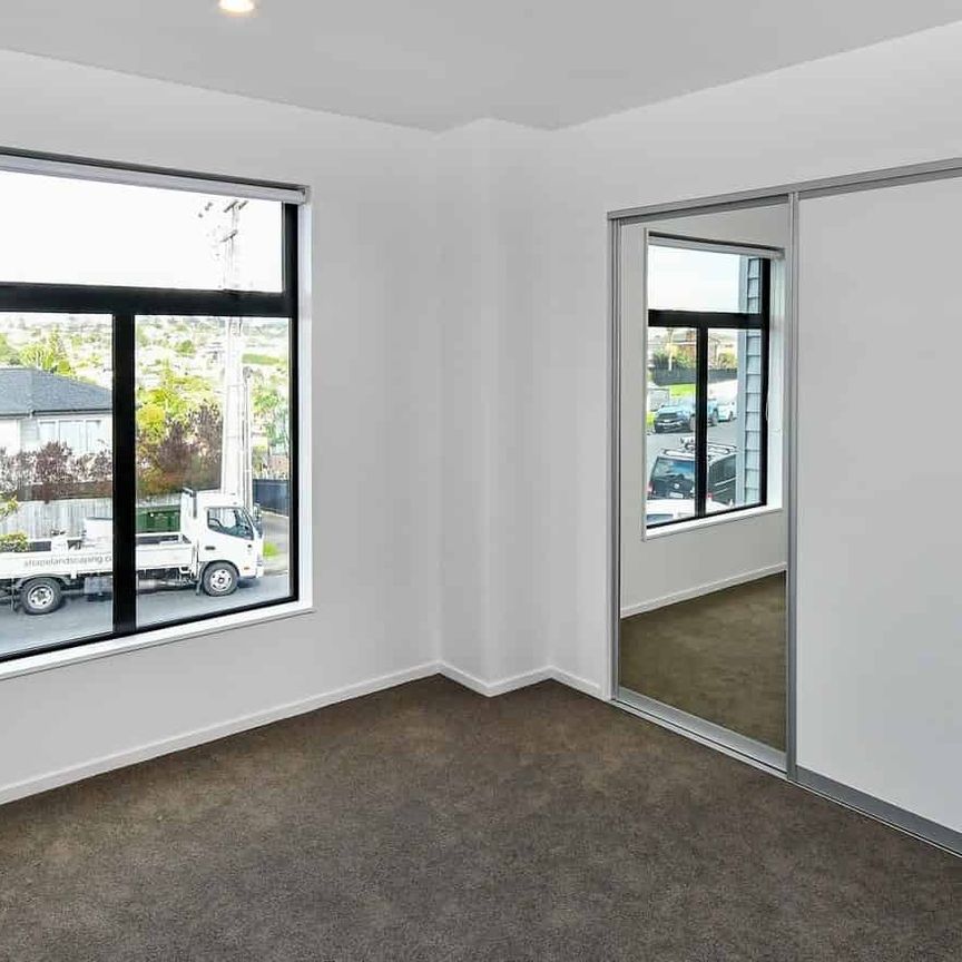 3 Bedrooms, Henderson - Photo 1