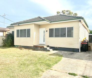 Cozy 4 Bedroom Home with separate Garage/Storage - Photo 4