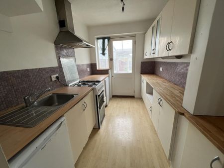 3 bedroom semi-detached house to rent - Photo 5