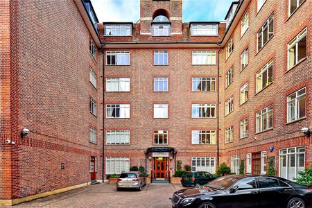 This apartment is situated on a sought after street in Chelsea close to the local amenities of the Kings Road and South Kensington. - Photo 2